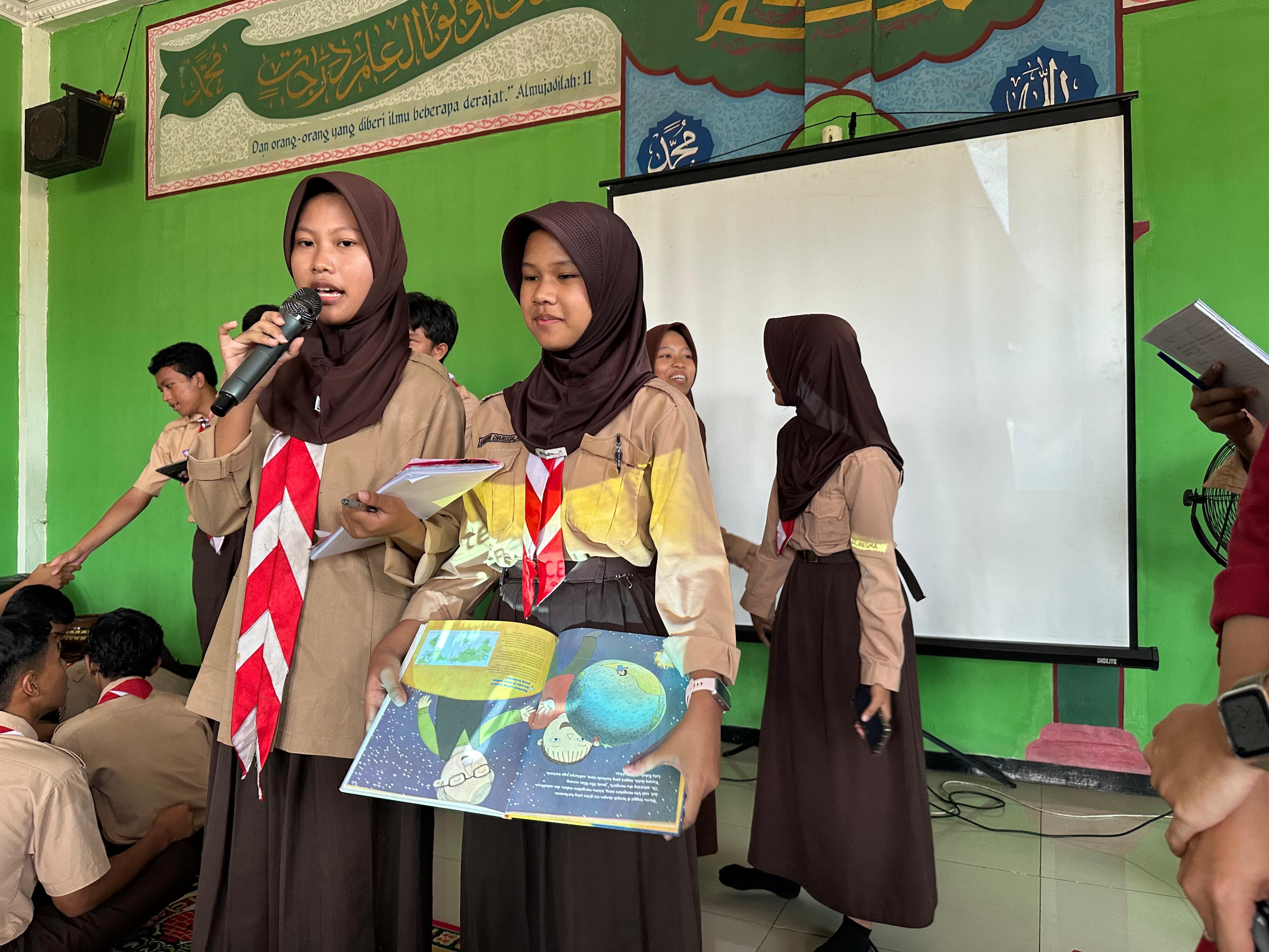 Roadshow Workshop Membaca Di SMP Negeri 168 Jakarta